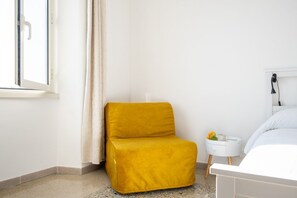 1 habitación, caja de seguridad en la habitación y escritorio 