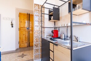 Refrigerador, microondas, parrilla de estufa y cafetera y tetera 