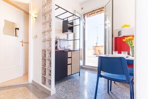 Fridge, microwave, stovetop, coffee/tea maker - Elegantis.it La Dolce Vista Suite Apartment (Rome)