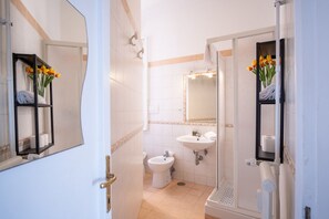 Shower, hair dryer, bidet, towels - Elegantis.it La Dolce Vista Apartment with private terrace and fantastic View (Rome)