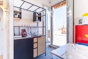 Fridge, microwave, stovetop, coffee/tea maker - Elegantis.it La Dolce Vista Apartment with private terrace and fantastic View (Rome)
