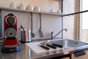 Refrigerador, microondas, parrilla de estufa y cafetera y tetera 