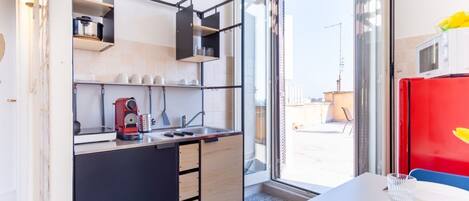 Refrigerador, microondas, parrilla de estufa y cafetera y tetera