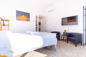 1 habitación, caja de seguridad en la habitación y escritorio 