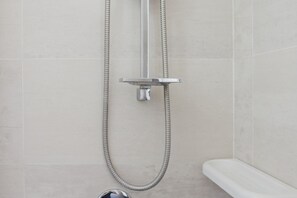 Douche, sèche-cheveux, serviettes fournies, savon