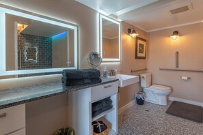 Serviettes fournies, savon, shampoing, papier toilette