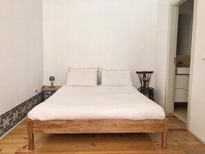 3 bedrooms, in-room safe, desk, iron/ironing board