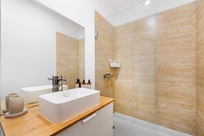 Haartrockner, Handtücher, Seife, Shampoo