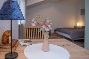 1 slaapkamer, een strijkplank/strijkijzer, wifi, beddengoed
