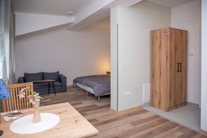 Tabla de planchar con plancha, wifi, ropa de cama
