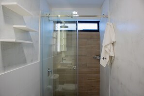 Apartment, 3 Bedrooms | Bathroom | Shower, free toiletries, hair dryer, towels - Closer by Wynwood House (Lima)