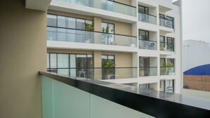 Un immeuble à plusieurs étages doté de balcons, de grandes fenêtres et d’une architecture moderne.