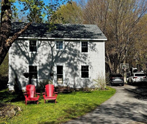 Maine Family Getaway in charming Cape Elizabeth with AC, WiFi, Big Backyard