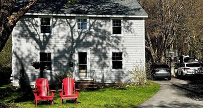 Maine Family Getaway in charming Cape Elizabeth with AC, WiFi, Big Backyard