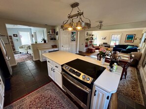 Fridge, microwave, oven, stovetop - Maine Family Getaway in charming Cape Elizabeth with AC, WiFi, Big Backyard (Cape Elizabeth)