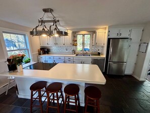 冷蔵庫、電子レンジ、オーブン、コンロ