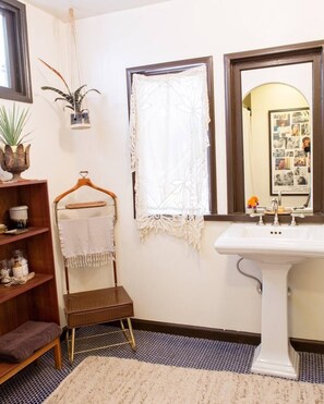 Regadera, secadora de cabello, toallas, jabón 