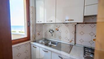 Kylskåp, ugn och grytor/köksredskap