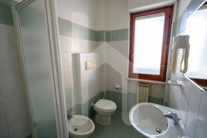Bruser, hårtørrer, bidet, håndklæder
