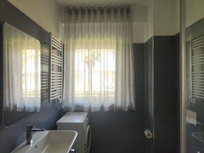 Douche, sèche-cheveux, bidet, serviettes fournies