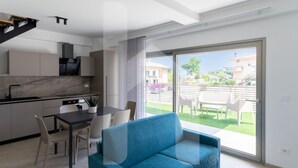 A modern apartment with a kitchen, dining area, and a balcony with a view of the neighborhood. - Holiday home Elea will give you a holiday in Pineto but with the charm of a new modern building, fresh and designed with all the comforts. The Dafne apartment is the only one on two levels of the entire Elea complex, at the entrance a large living room w (Pineto)