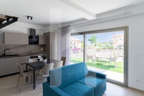 TV - Holiday home Elea will give you a holiday in Pineto but with the charm of a new modern building, fresh and designed with all the comforts. The Dafne apartment is the only one on two levels of the entire Elea complex, at the entrance a large living room w (Pineto)