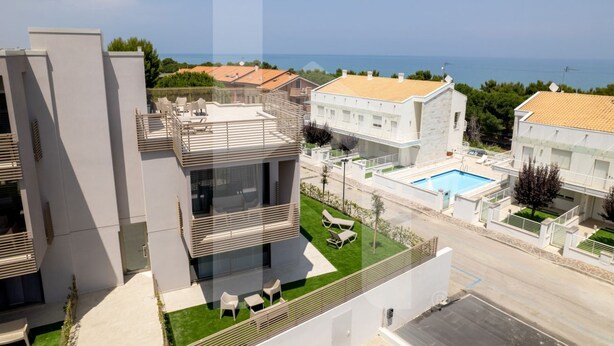 A modern residential building with a rooftop pool, a well-maintained lawn, and a view of the sea. - Holiday home Elea will give you a holiday in Pineto but with the charm of a new modern building, fresh and designed with all the comforts. The Dafne apartment is the only one on two levels of the entire Elea complex, at the entrance a large living room w (Pineto)