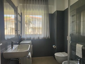 تجهيزات دش، مجففات شعر، مراحيض شطف، مناشف