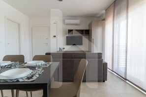 Dining - Holiday home ELEA is the 2025 novelty that will give you a holiday in Pineto but with the charm of a new modern construction, fresh and designed with all the comforts. he Clio apartment has a large living room with kitchenette and sofa bed at the entranc (Pineto)