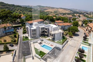 Unclassified image, 5 of 22, button