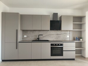 Fridge, oven, stovetop, dishwasher