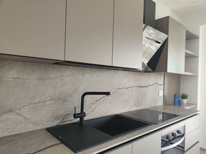 Kühlschrank, Ofen, Herdplatte, Geschirrspüler