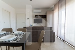 Dining - Holiday home ELEA is the 2025 novelty that will give you a holiday in Pineto but with the charm of a new modern construction, fresh and designed with all the comforts. The Aura apartment has a large living room with kitchenette and sofa bed at the entran (Pineto)