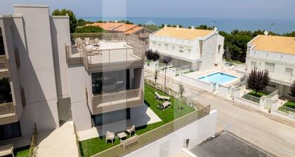 Holiday home ELEA is the 2025 novelty that will give you a holiday in Pineto but with the charm of a new modern construction, fresh and designed with all the comforts. The Aura apartment has a large living room with kitchenette and sofa bed at the entran