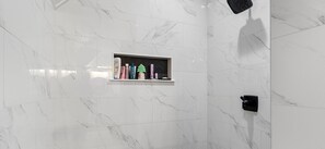 Chuveiro, secador de cabelo, toalhas de banho 