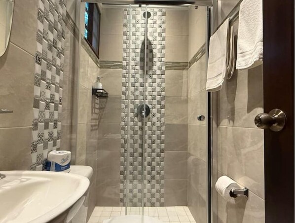 Haartrockner, Handtücher, Seife, Toilettenpapier
