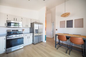 Geladeira, micro-ondas, fogão, cooktop