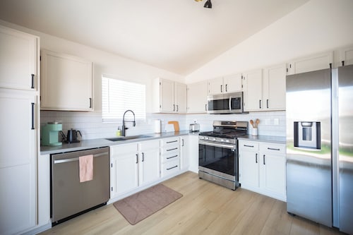 Newly renovated 3-bed Desert Summerlin home with AC, WiFi, near Red Rock