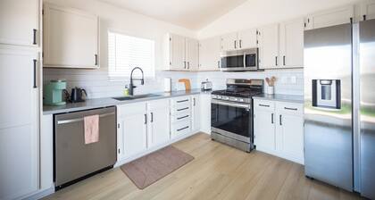 Newly renovated 3-bed Desert Summerlin home with AC, WiFi, near Red Rock