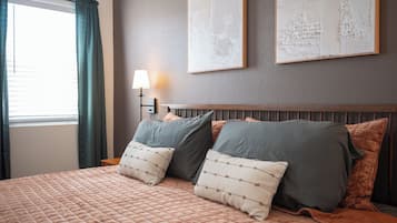 3 bedrooms, desk, iron/ironing board, WiFi (free)