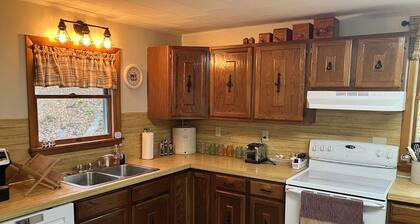 Peaceful, spacious farmhouse getaway with views, nature, hiking and biking