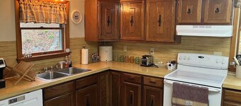 Peaceful, spacious farmhouse getaway with views, nature, hiking and biking