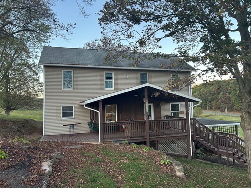 Peaceful, spacious farmhouse getaway with views, nature, hiking and biking