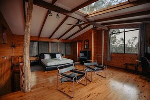 3 slaapkamers, een strijkplank/strijkijzer, gratis wifi, beddengoed