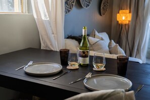 1 室のベッドルーム、デスク、アイロン / アイロン台、WiFi (無料)