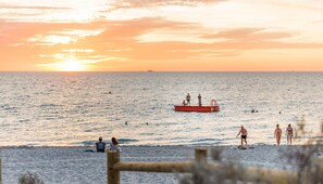 Beach nearby - Fremantle Beach Pad - ocean front, cafes, bars (South Fremantle)
