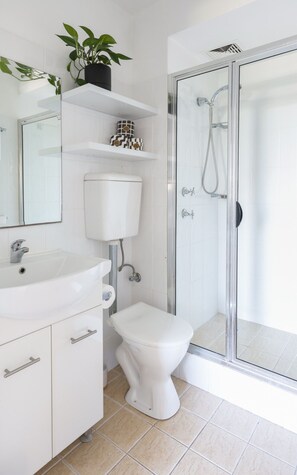 Séchoir à cheveux, serviettes fournies