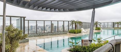 Una piscina al aire libre