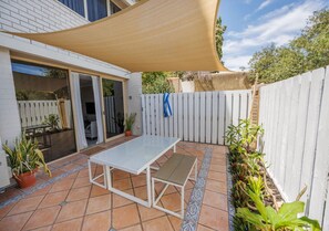 Outdoor dining - Cosy Courtyard Fremantle/Central, parking, smartTV (Fremantle)