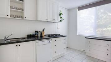 Geladeira, micro-ondas, fogão, cooktop